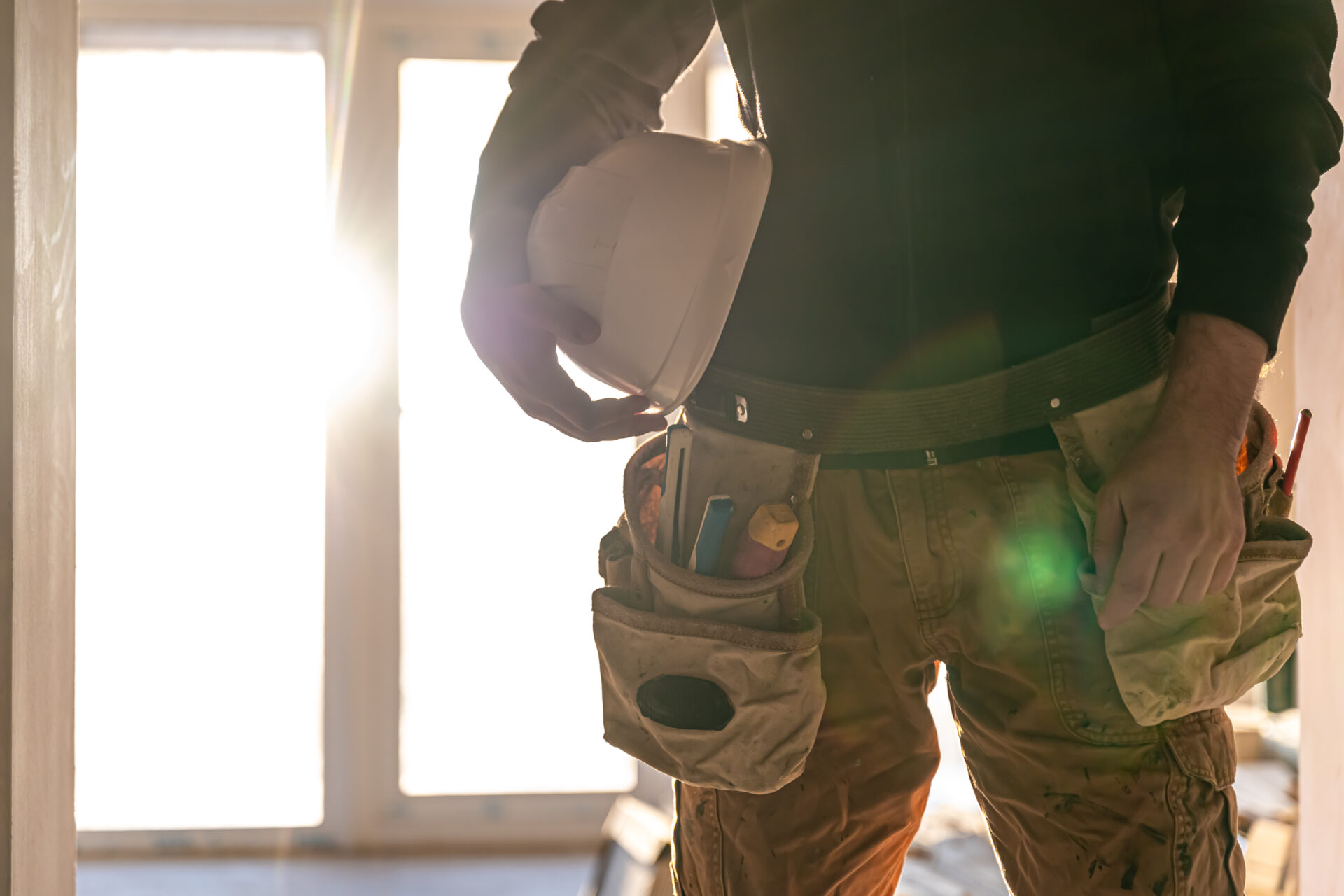 Homme chantier avec casque maçonnerie